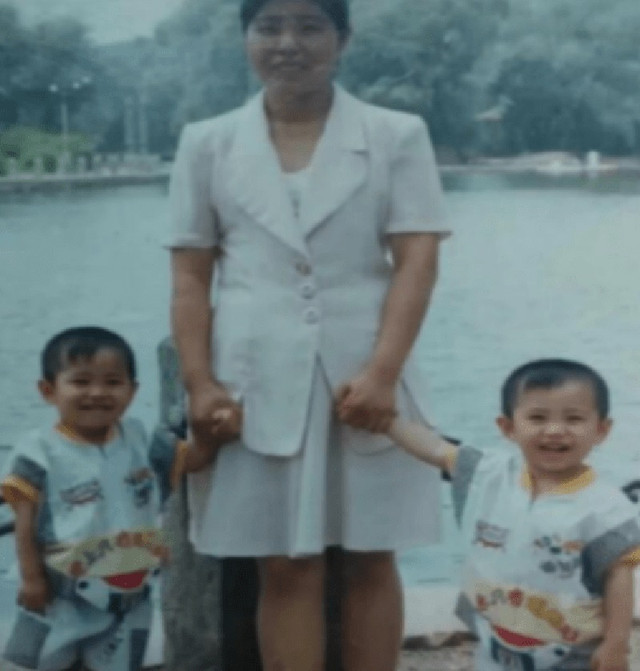 Cặp song sinh cùng đỗ đại học, cùng học lên tới tiến sĩ Cap song sinh cung do dai hoc, cung hoc len toi tien si