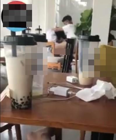 Cặp đôi hôn như nuốt lưỡi, thái độ người bạn gây sốc Cap doi hon nhu nuot luoi, thai do nguoi ban gay soc