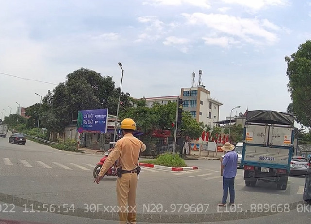 Hành động ''mát lòng mát dạ'' của tài xế với chiến sĩ CSGT giữa trưa nắng Hanh dong ''mat long mat da'' cua tai xe voi chien si CSGT giua trua nang