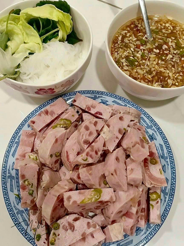 Chả tai heo ớt xiêm xanh, món mới biến tấu đắt khách dịp Tết - Hình 3 Cha tai heo ot xiem xanh, mon moi bien tau dat khach dip Tet-Hinh-3