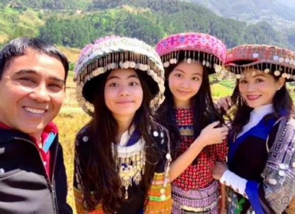 Hai ái nữ nhà Quyền Linh diện trang phục truyền thống Hai ai nu nha Quyen Linh dien trang phuc truyen thong