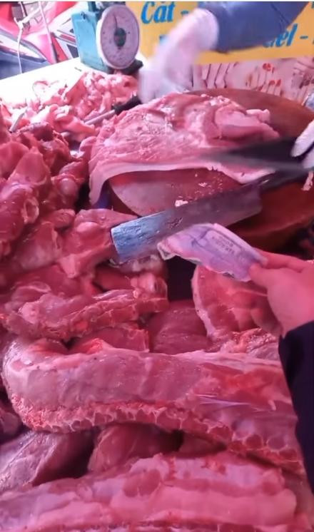 Cô nàng đi chợ mua 5k thịt, nấu được bữa cơm 5 người - Hình 2 Co nang di cho mua 5k thit, nau duoc bua com 5 nguoi-Hinh-2