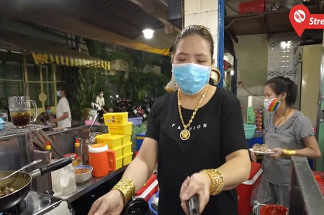 Nữ chủ quán bò nướng đeo 70 cây vàng trị giá gần 5 tỷ - Hình 10 Nu chu quan bo nuong deo 70 cay vang tri gia gan 5 ty-Hinh-10