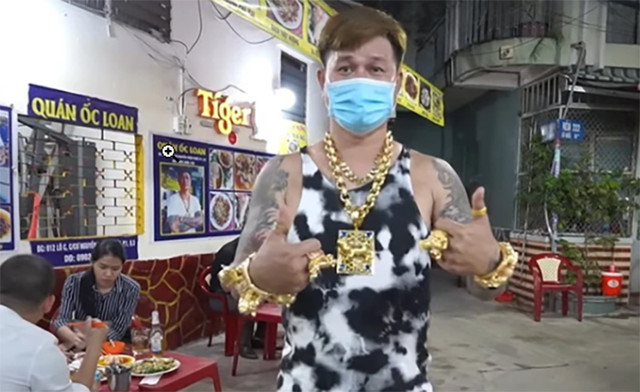 Nữ chủ quán bò nướng đeo 70 cây vàng trị giá gần 5 tỷ - Hình 9 Nu chu quan bo nuong deo 70 cay vang tri gia gan 5 ty-Hinh-9