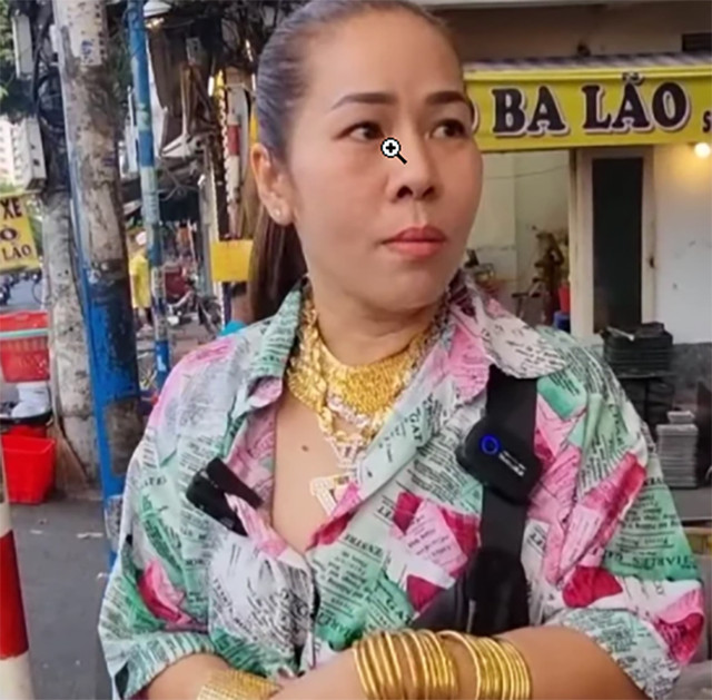 Nữ chủ quán bò nướng đeo 70 cây vàng trị giá gần 5 tỷ - Hình 2 Nu chu quan bo nuong deo 70 cay vang tri gia gan 5 ty-Hinh-2