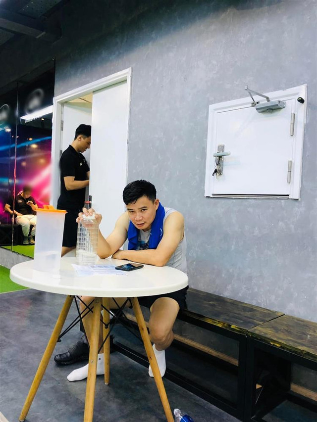 Lấy vợ kém 16 tuổi, triệu phú công nghệ 'sấp mặt' giảm cân - Hình 4 Lay vo kem 16 tuoi, trieu phu cong nghe 'sap mat' giam can-Hinh-4