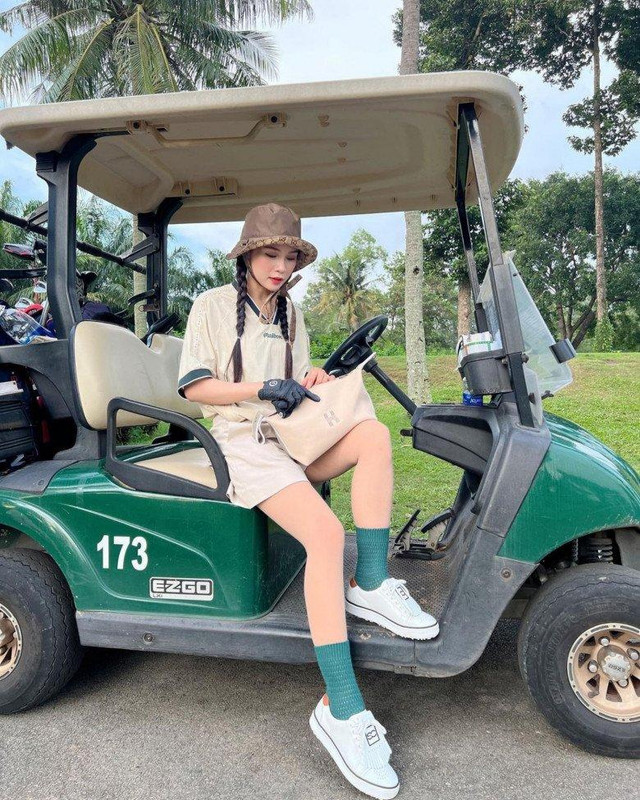 Sam trước ngày "chốt đơn": Đi đánh golf như trình diễn thời trang - Hình 6 Sam truoc ngay