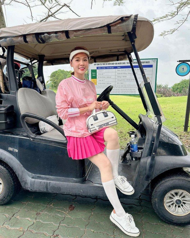 Sam trước ngày "chốt đơn": Đi đánh golf như trình diễn thời trang - Hình 2 Sam truoc ngay
