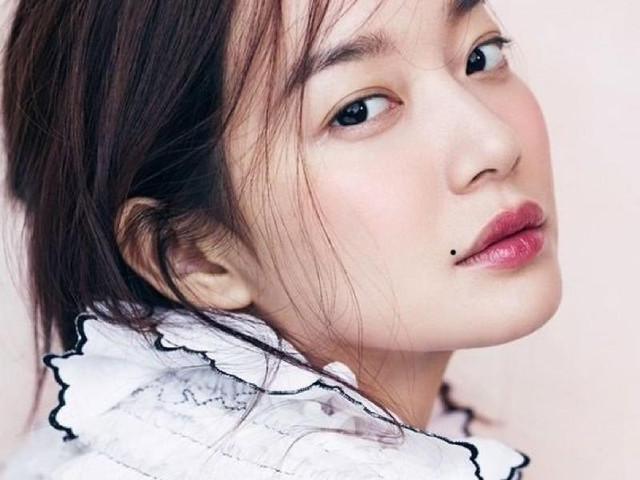 Gương mặt có 6 nốt ruồi, ngồi im cũng vướng thị phi - Hình 3 Guong mat co 6 not ruoi, ngoi im cung vuong thi phi-Hinh-3