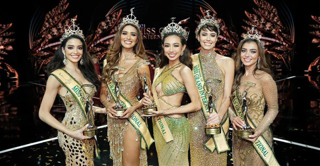 Chạy show xe máy, Thùy Tiên chở trợ lý ngồi sau - Hình 8 Chay show xe may, Thuy Tien cho tro ly ngoi sau-Hinh-8