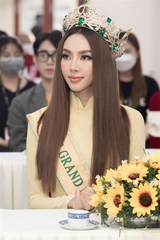 Chạy show xe máy, Thùy Tiên chở trợ lý ngồi sau - Hình 10 Chay show xe may, Thuy Tien cho tro ly ngoi sau-Hinh-10