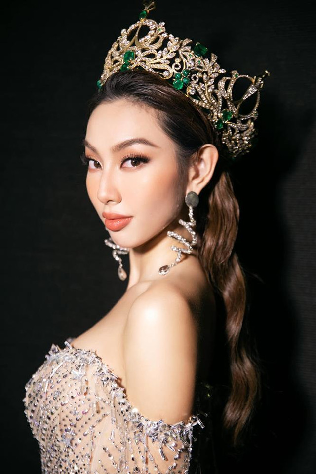 Chạy show xe máy, Thùy Tiên chở trợ lý ngồi sau - Hình 9 Chay show xe may, Thuy Tien cho tro ly ngoi sau-Hinh-9
