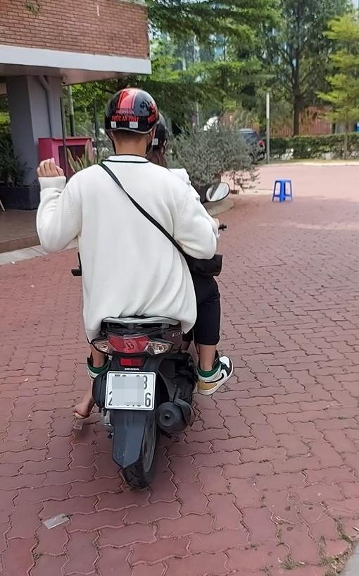 Chạy show xe máy, Thùy Tiên chở trợ lý ngồi sau - Hình 5 Chay show xe may, Thuy Tien cho tro ly ngoi sau-Hinh-5