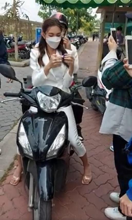 Chạy show xe máy, Thùy Tiên chở trợ lý ngồi sau - Hình 4 Chay show xe may, Thuy Tien cho tro ly ngoi sau-Hinh-4