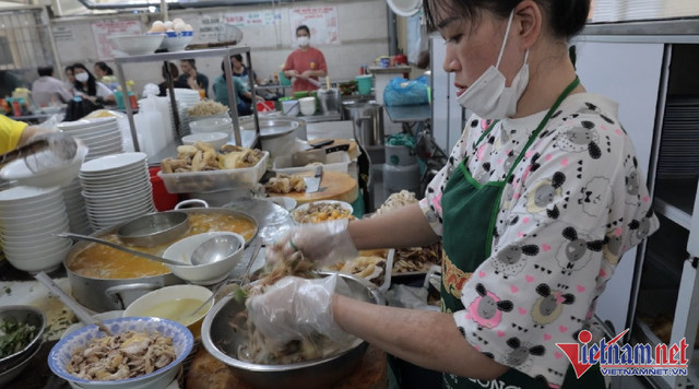 Bánh canh vỉa hè thu 700 triệu/tháng, quán miến bán 500 con gà/ngày - Hình 2 Banh canh via he thu 700 trieu/thang, quan mien ban 500 con ga/ngay-Hinh-2