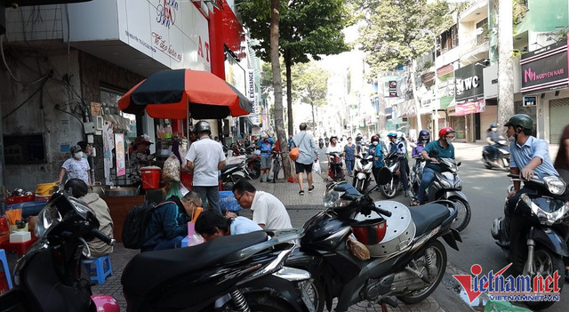 Bánh canh vỉa hè thu 700 triệu/tháng, quán miến bán 500 con gà/ngày Banh canh via he thu 700 trieu/thang, quan mien ban 500 con ga/ngay