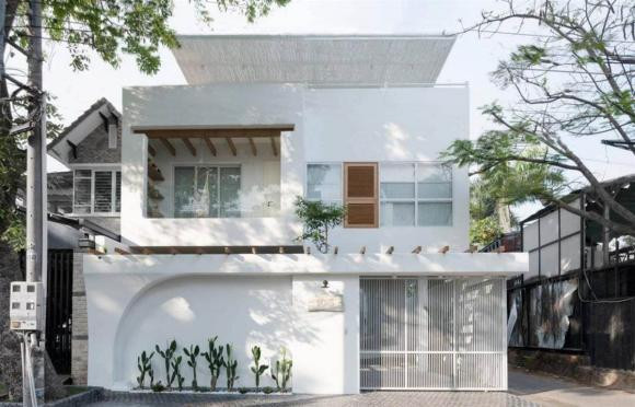 So với nhà hàng xóm, nhà anh ta quả nhiên là cao cấp So voi nha hang xom, nha anh ta qua nhien la cao cap
