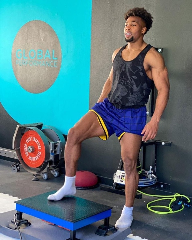 Thân hình cơ bắp của Adama Traore Than hinh co bap cua Adama Traore