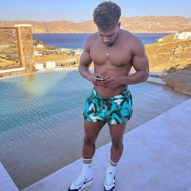 Thân hình cơ bắp của Adama Traore - Hình 2 Than hinh co bap cua Adama Traore-Hinh-2