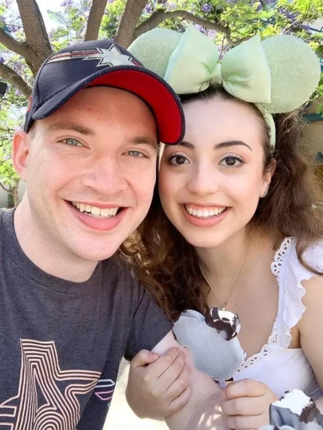 Đi chơi Disneyland, cô gái vô tình tìm được "hoàng tử" đời mình - Hình 2 Di choi Disneyland, co gai vo tinh tim duoc