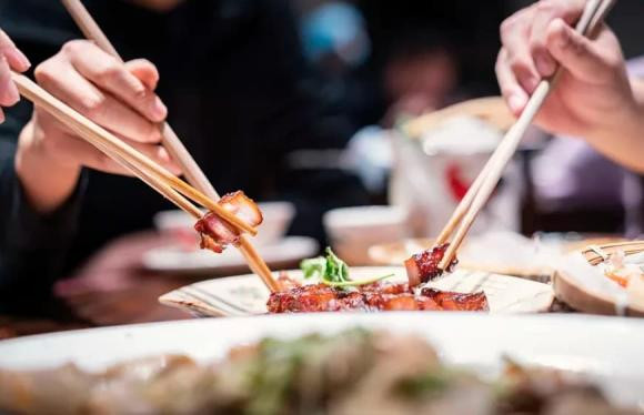 Ra ngoài ăn uống thịnh soạn, đề phòng vi khuẩn gây ung thư này! - Hình 3 Ra ngoai an uong thinh soan, de phong vi khuan gay ung thu nay!-Hinh-3
