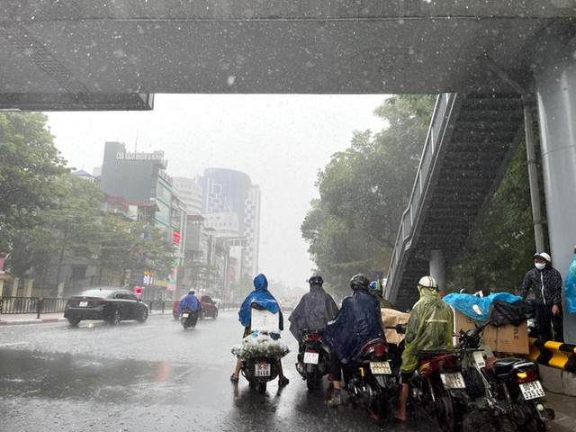 Bão tan, mưa lớn tiếp tục kéo dài Bao tan, mua lon tiep tuc keo dai