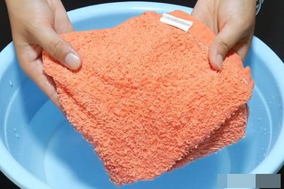 Đắp khăn vào quạt điện vừa mát như điều hòa vừa đuổi muỗi Dap khan vao quat dien vua mat nhu dieu hoa vua duoi muoi