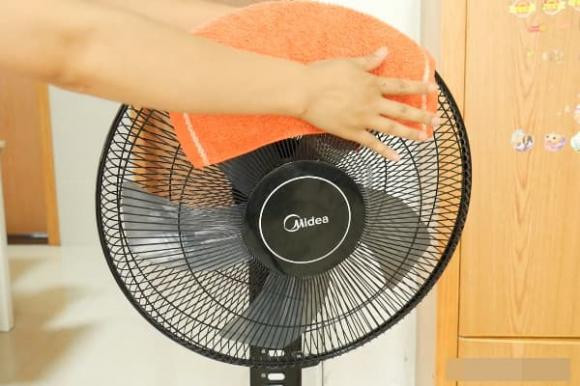 Đắp khăn vào quạt điện vừa mát như điều hòa vừa đuổi muỗi - Hình 2 Dap khan vao quat dien vua mat nhu dieu hoa vua duoi muoi-Hinh-2