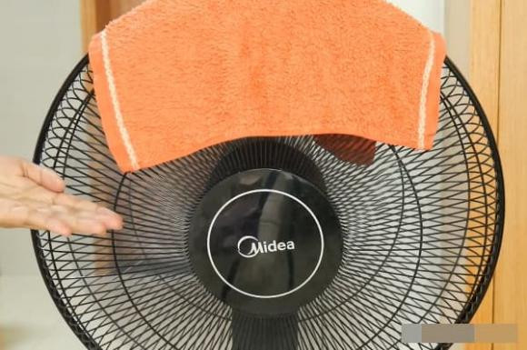 Đắp khăn vào quạt điện vừa mát như điều hòa vừa đuổi muỗi - Hình 3 Dap khan vao quat dien vua mat nhu dieu hoa vua duoi muoi-Hinh-3