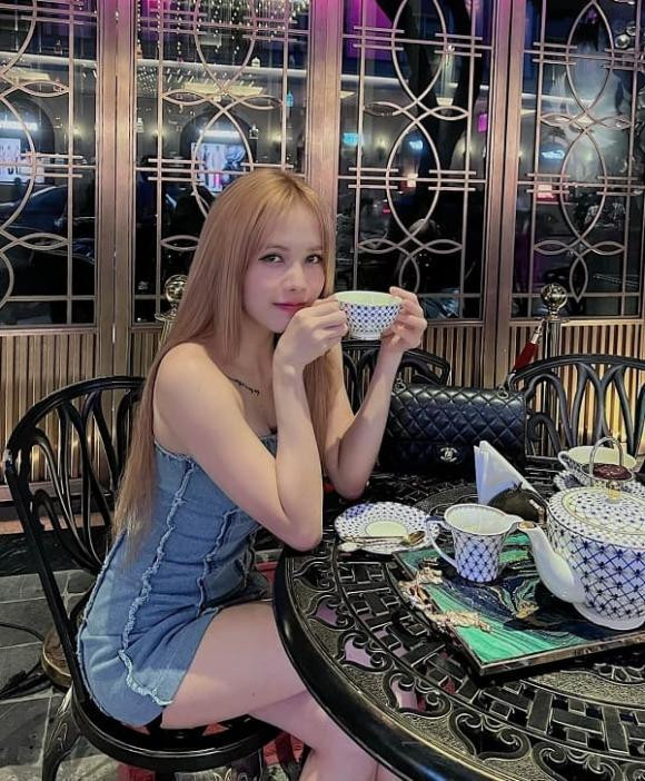 Sau vụ "bánh trà xanh", Thiều Bảo Trâm làm điều này với hội chị em Sau vu