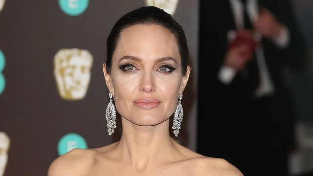 Lần khoe eo hiếm hoi của Angelina Jolie - Hình 4 Lan khoe eo hiem hoi cua Angelina Jolie-Hinh-4