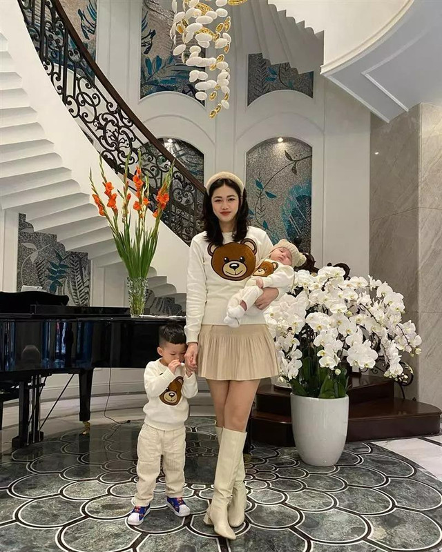 Thanh Tú bình thản ăn uống, chồng đại gia chăm con - Hình 5 Thanh Tu binh than an uong, chong dai gia cham con-Hinh-5