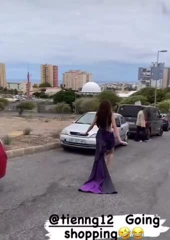 Hoa hậu Thùy Tiên gây cười vì dáng đi giày cao gót - Hình 4 Hoa hau Thuy Tien gay cuoi vi dang di giay cao got-Hinh-4