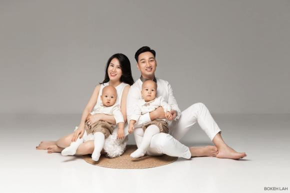 Con trai MC Thành Trung lấy miếng dán ngực của mẹ ra nghịch - Hình 5 Con trai MC Thanh Trung lay mieng dan nguc cua me ra nghich-Hinh-5