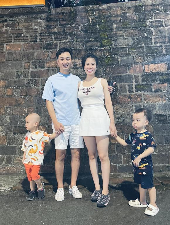 Con trai MC Thành Trung lấy miếng dán ngực của mẹ ra nghịch - Hình 6 Con trai MC Thanh Trung lay mieng dan nguc cua me ra nghich-Hinh-6