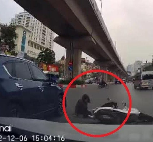 Chạy xe máy kiểu “1 mình 1 đường”, 2 cô gái bị ô tô tông văng Chay xe may kieu “1 minh 1 duong”, 2 co gai bi o to tong vang
