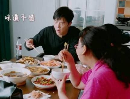 Thấy con dâu tiêu hoang, mẹ chồng thu thẻ lương và cái kết - Hình 2 Thay con dau tieu hoang, me chong thu the luong va cai ket-Hinh-2