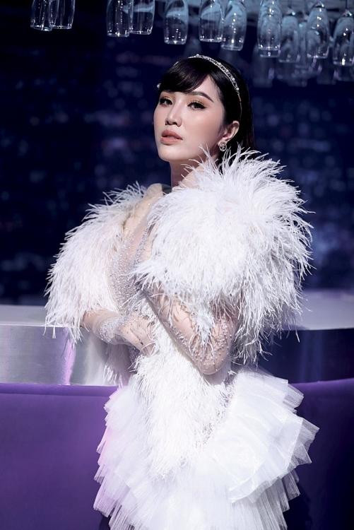 Bảo Thy đi hát chứng minh không có chuyện giải nghệ gì đâu nhé! Bao Thy di hat chung minh khong co chuyen giai nghe gi dau nhe!