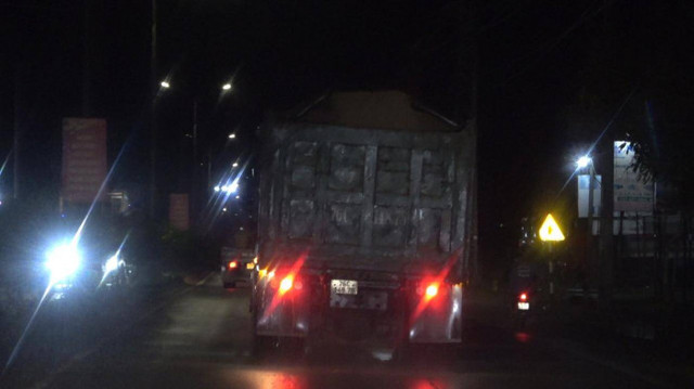 Cát tặc lại lộng hành, khai thác xuyên đêm tại Quảng Ngãi - Hình 3 Cat tac lai long hanh, khai thac xuyen dem tai Quang Ngai-Hinh-3