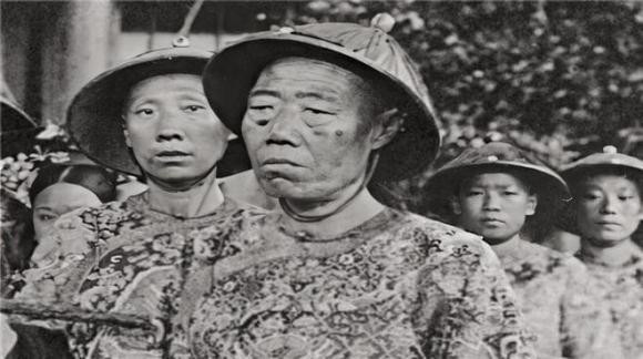 Đám tang mẹ Lý Liên Anh - thái giám được Từ Hi Thái hậu cưng chiều nhất - Hình 6 Dam tang me Ly Lien Anh - thai giam duoc Tu Hi Thai hau cung chieu nhat-Hinh-6