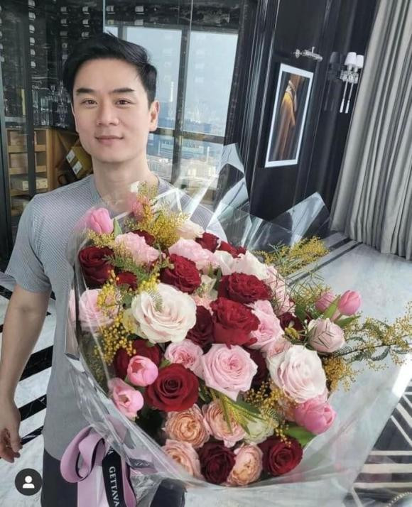 Vượt 300km tặng hoa bạn gái, tôi bàng hoàng với bí mật Vuot 300km tang hoa ban gai, toi bang hoang voi bi mat