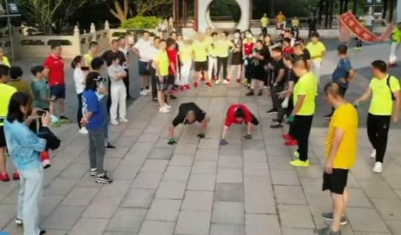 Bò cá sấu, bài tập giúp giảm đau lưng ở Trung Quốc - Hình 3 Bo ca sau, bai tap giup giam dau lung o Trung Quoc-Hinh-3