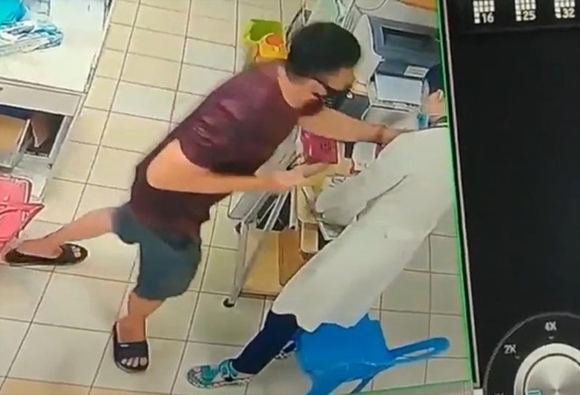 Bác sĩ bị người nhà bệnh nhân hành hung: Cần xử thật nghiêm - Hình 2 Bac si bi nguoi nha benh nhan hanh hung: Can xu that nghiem-Hinh-2