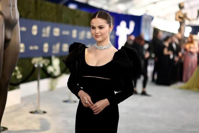 Selena Gomez 'quê độ' vì cú ngã tung giày trên thảm đỏ Selena Gomez 'que do' vi cu nga tung giay tren tham do