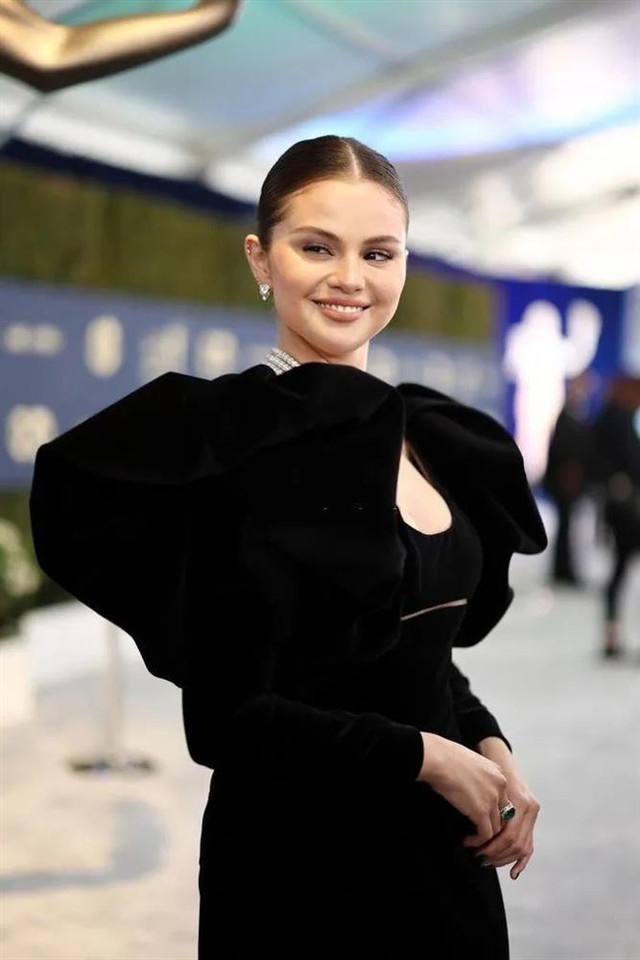 Selena Gomez 'quê độ' vì cú ngã tung giày trên thảm đỏ - Hình 4 Selena Gomez 'que do' vi cu nga tung giay tren tham do-Hinh-4
