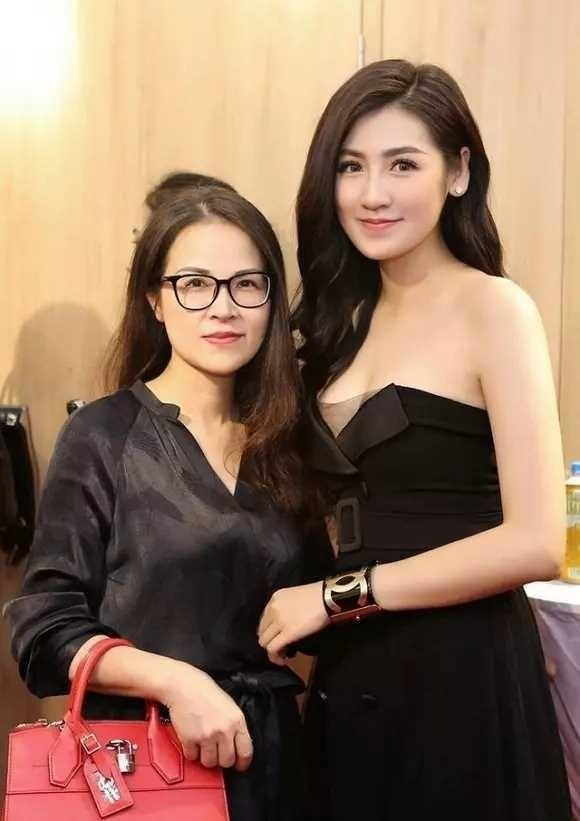 Nhan sắc mẹ ruột các nàng hậu: Mẹ Tiểu Vy đẹp lấn át con gái - Hình 6 Nhan sac me ruot cac nang hau: Me Tieu Vy dep lan at con gai-Hinh-6