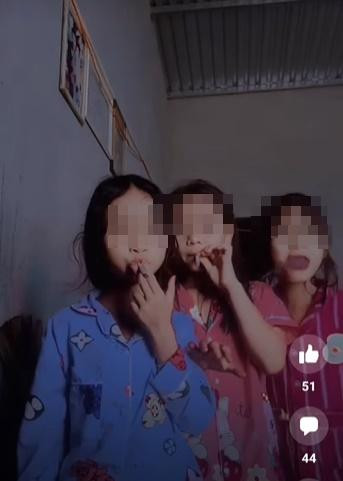 Sốc: 3 bé gái vừa hút thuốc lá vừa nhảy nhót như ở bar Soc: 3 be gai vua hut thuoc la vua nhay nhot nhu o bar