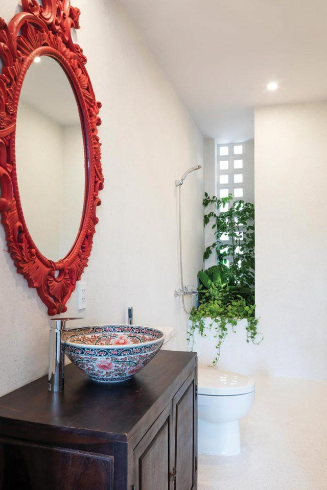Nhà phố diện tích nhỏ trở thành resort xanh với hồ bơi thật lạ - Hình 11 Nha pho dien tich nho tro thanh resort xanh voi ho boi that la-Hinh-11