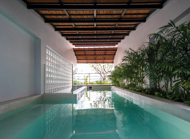 Nhà phố diện tích nhỏ trở thành resort xanh với hồ bơi thật lạ - Hình 8 Nha pho dien tich nho tro thanh resort xanh voi ho boi that la-Hinh-8