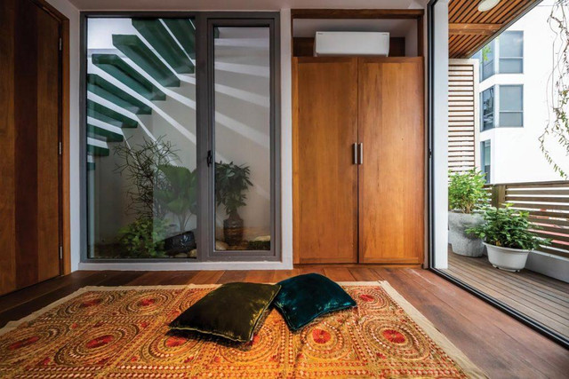 Nhà phố diện tích nhỏ trở thành resort xanh với hồ bơi thật lạ - Hình 17 Nha pho dien tich nho tro thanh resort xanh voi ho boi that la-Hinh-17